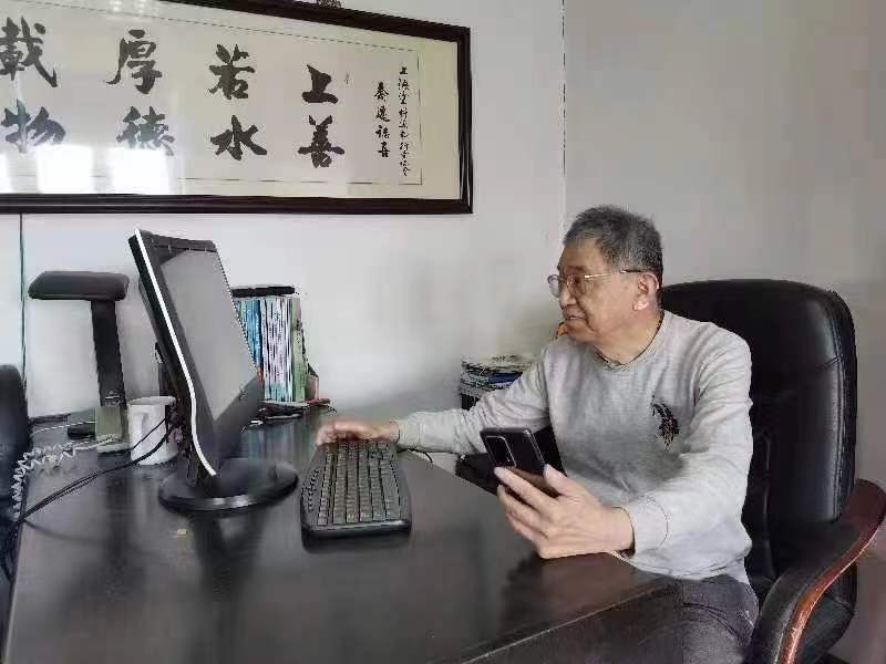 上海涂染協(xié)會(huì)信息部主任陳信華高工在認(rèn)真聽(tīng)亞太涂料大會(huì)專(zhuān)家的演！