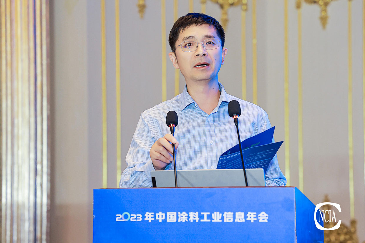 中國涂料工業(yè)協(xié)會技術專家工作委員會常委俞劍峰主持下午會議
