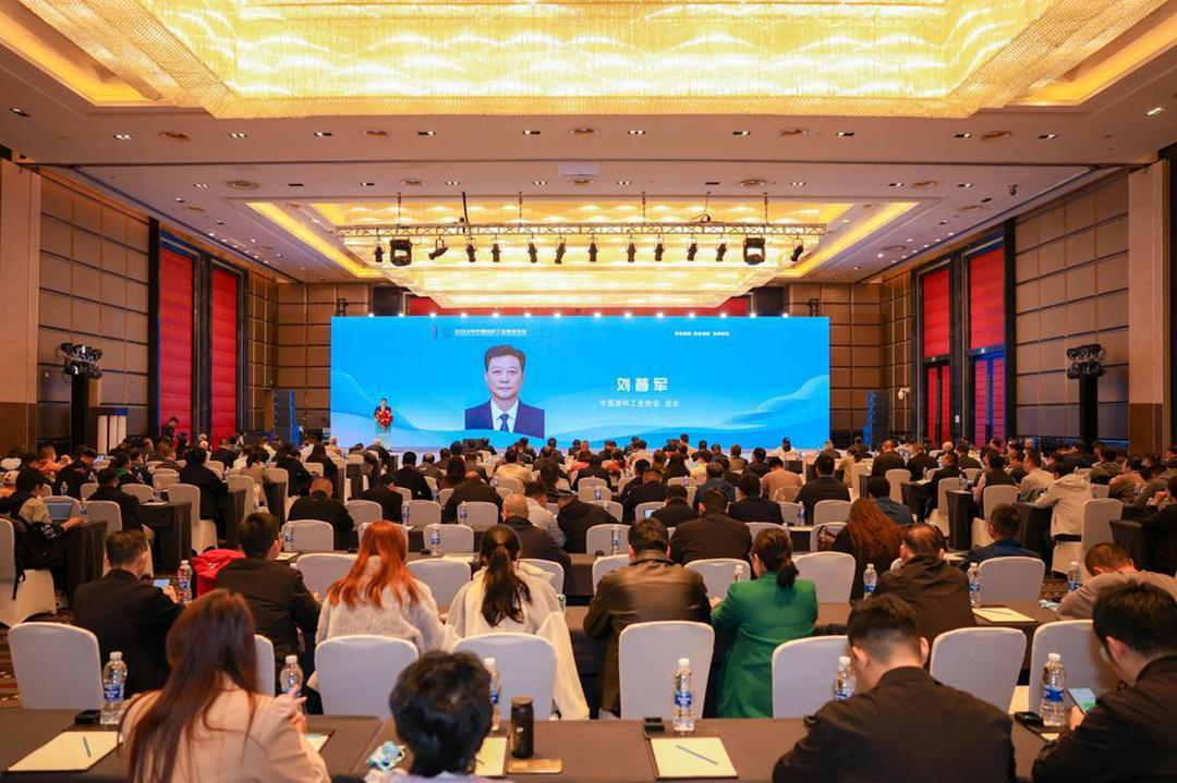 中國涂料工業(yè)協會會長劉普軍致辭