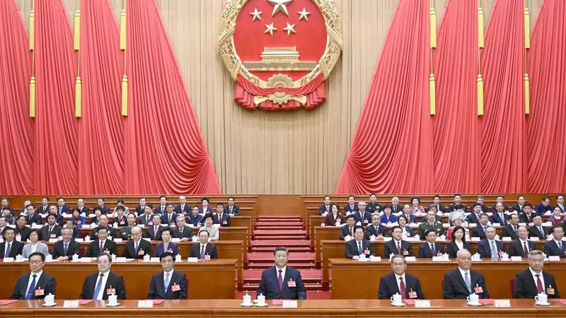 兩會 | 十四屆全國人大三次會議在京閉幕 習(xí)近平等在主席臺就坐　